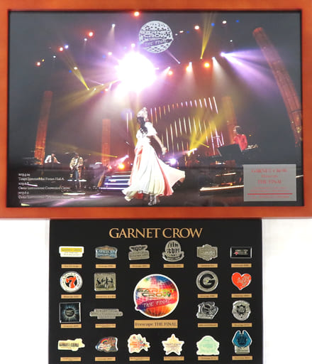 GARNET CROW 額装 ファイナルLIVE 限定品 美品 駿河屋 -<中古>GARNET CROW ファイナルライブ写真額装(記念バッジ付き