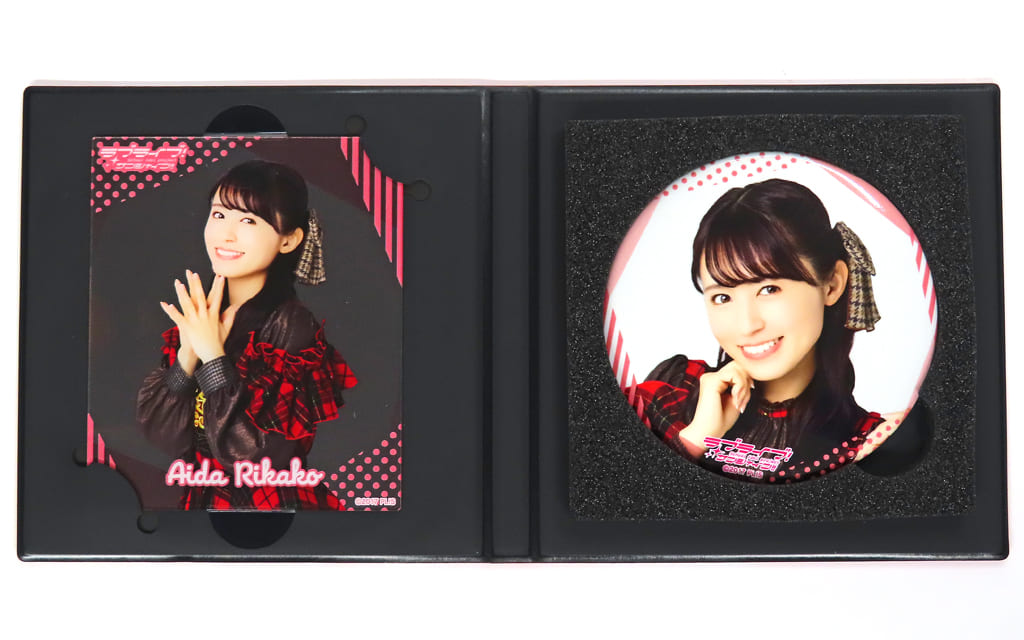 逢田梨香子　Aqours club缶バッジ ラブライブ】Aqours 桜内梨子 逢田梨香子 CLUB 出張所 缶バッジ - メルカリ