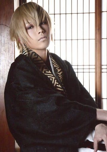 生寫真 男 演員鈴木勝吾 風間千景 上半身 衣服黑白金 兩手交叉 生寫真 音樂劇 薄櫻鬼 風間千景篇個人set明信片 雜貨 小配件 Suruga Ya Com