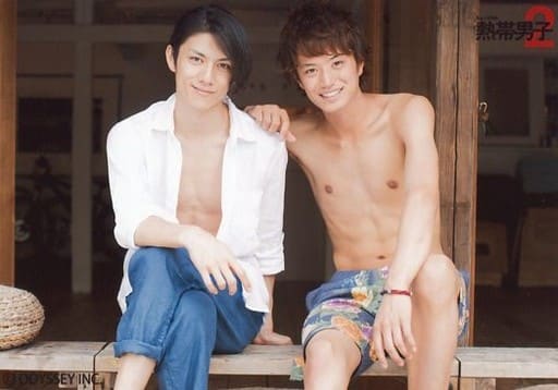 生写真 男 演员青木玄德 井上正大 卧式 膝上 坐式 上半身裸装 服装白 蓝色 肩背着手 音乐热带男子2明信片 杂货 小物件 生写真 男 演员青木玄德 井上正大 卧式 膝上 坐式 上半身裸装 服装白 蓝色 肩背着手 音乐热带男子2明信片 杂货 小物件