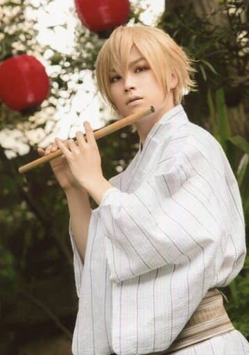 鈴木勝吾 風間千景 上半身 衣服白 浴衣 條紋 雙手橫笛 身體向左 臉正麵 生寫真 音樂劇薄櫻鬼haku Myu Live2 交換式明信片 雜貨 小配件