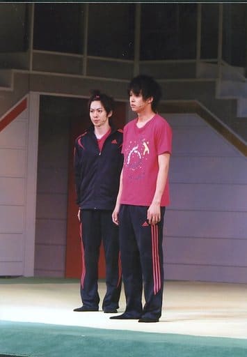 铃木胜大 火村勇马 安川纯平 观月耕二郎 现场照片 全身 衣装黑色 红色 向左 双手下 闭口 舞台 翻斗vol 4 杂货 小物件 Suruga Ya Com