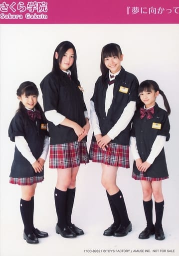 生写真(女性)/アイドル/さくら学院　さくら学院/菊地最愛・水野由結/横型・上半身・衣装黒・リボン赤・制服・菊池口閉じ・水野歯見せ・背景桜/「さくら学院生写真 2011年 Vol.1」公式生写真 駿河屋 - 【買取】さくら学院/水野由結/膝上・制服黒赤・リボン