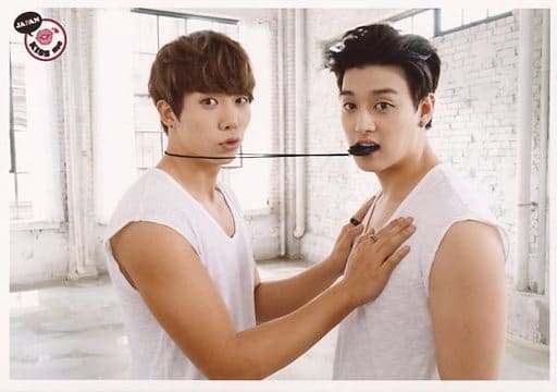 Official Photo Male Idol U Kiss U Kiss Hoon Eli Kim Yokogata Bust Up Costume White Double Breasted Face To Face Logo Kiss Me Japan