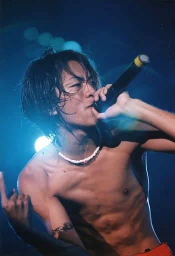 駿河屋 -<中古>V6/森田剛/ライブフォト・上半身・左手マイク・裸・右手