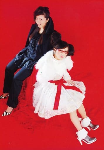 生寫真 女 聲優 歌手unmoment 新堂真弓 岡崎 全身 坐姿 服裝黑 白 背景紅 唱片 萌魂 Moe Spirit 特典生寫真 雜貨 小配件 Suruga Ya Com