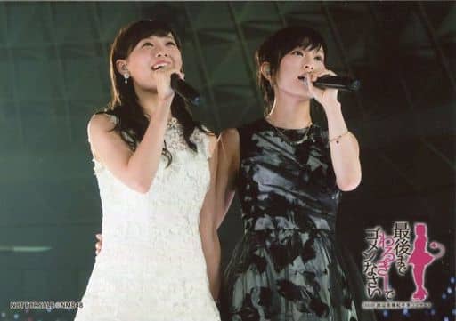 生写真 Akb48 Ske48 偶像 Nmb48 渡边美优纪 山本彩 演唱会照片 膝上 服装黑白 右 腰 麦克风 视线右上 Dvd Nmb48渡边美优纪毕业演唱会 到最后为止非常抱歉 特典生写真