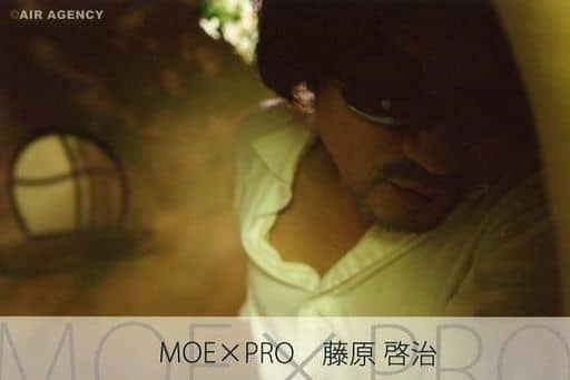 生寫真(男)/聲優藤原啟治/卧式·豐胸·服裝白·太陽鏡·臉向右·背景茶色