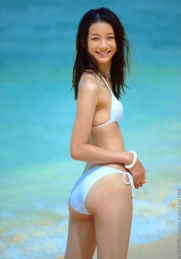 駿河屋 -<中古>足立梨花/膝上・衣装水色・水着・振り返り・背景