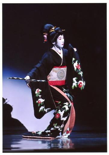 生写真 女 宝冢歌剧团 花组 女演员宝冢歌剧团 花组 松本悠里 现场照片 全身 衣着黑和服 右扇 身体右向 2l尺寸 花组大剧场公演 雪 华抄 金黄色沙漠 舞台照片