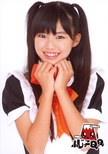 富士q Q 小川真由 上半身 衣服黑白 女仆装 双手毛巾橙色 脸朝左 背景白 公式生写真 杂货 小物件 Suruga Ya Com