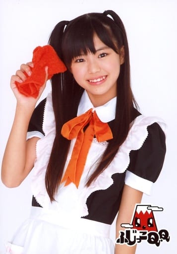富士q Q 小川真由 上半身 衣服黑白 女仆装 右边毛巾橙色 歪头 背景白 官方生写真 杂货 小物件 Suruga Ya Com