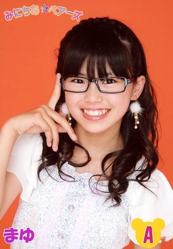 A Miyachia Bears 小川真由 丰胸 服装白 水色粉色花朵 右食指眼镜 露齿 背景橙 官方生写真 杂货 小物件 Suruga Ya Com