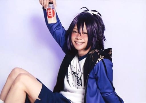 生写真 男 演员椎名鲷造 不动行光 横型 膝上 运动衫 左向 背景紫 角色生写真 舞台 刀剑乱舞 Online 虚传燃烧本能寺 集换式明信片