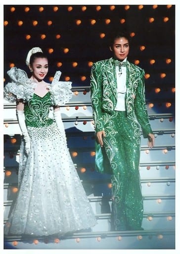 Takarazuka Revue Group Yuki Amami Kayo Asano Live Photo Whole Body Costume Green Large Staircase 2l