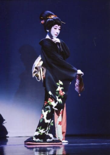 宝冢歌剧团 花组 松本悠里 现场照片 全身 黑色花纹和服 身体