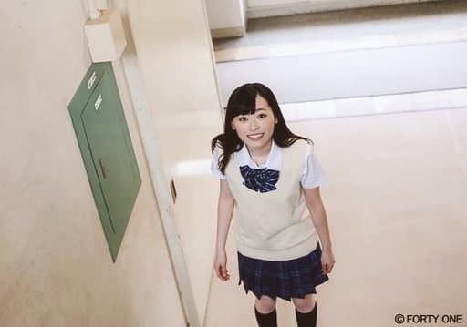 駿河屋 -<中古>福原遥/横型・膝上・制服・両手下・背景白/福原遥