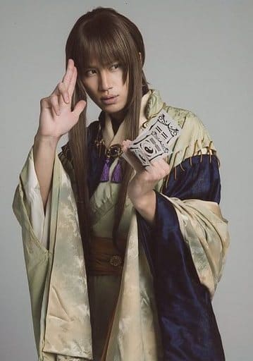 櫻井孝之 萩尾九段 膝上 服裝綠 黑 右手拿起 左手護身符 視線右 背景灰 生寫真 舞台劇 遙遠時空中6 生寫真 雜貨 小配件 Suruga Ya Com