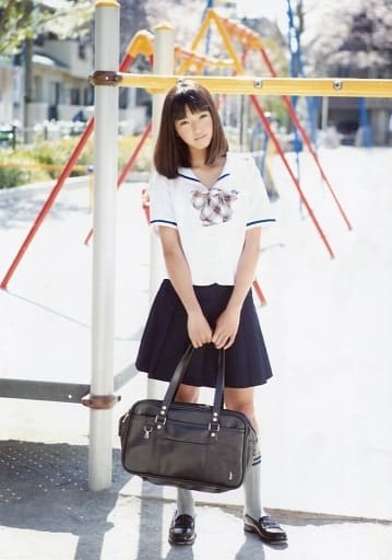 ジュニアアイドル 榊芽里 駿河屋 -<中古>榊芽里/全身・制服・両手鞄・首かしげ・背景公園/DVD「花咲く頃」特典生写真（女性生写真）