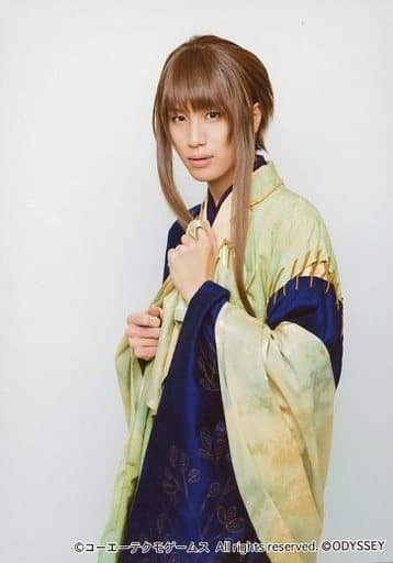 櫻井孝之 萩尾九段 上半身 服裝黃綠 藍 雙手拳 身體向左 視線正麵 生寫真 舞台 遙遠時空中6幻燈rondo 交換式明信片 雜貨 小配件