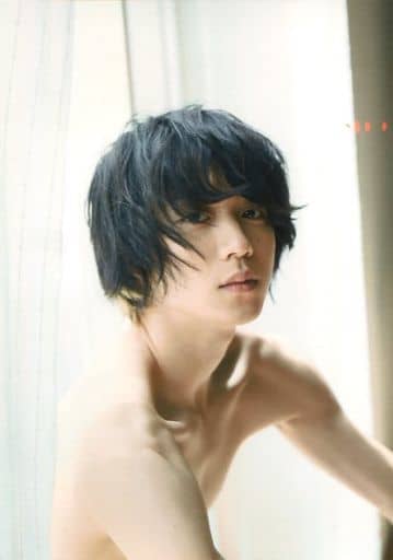 駿河屋 -<中古>小越勇輝/バストアップ・裸・右向き・両腕伸ばし