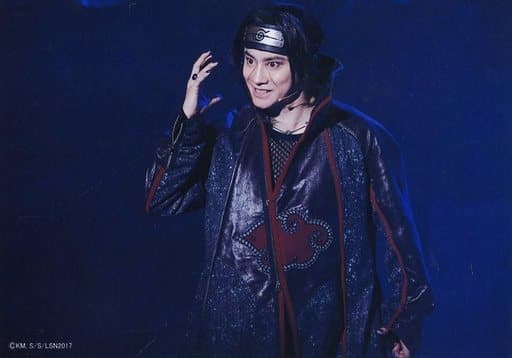 良知真次 我家是鼬 现场照片 横型 上半身 衣服黑红 右手上