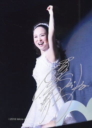 駿河屋 松田聖子/ライブフォト・膝上・衣装白・左手グー上げ・体左向き・口開け・印刷サイン入り・2Lサイズ/「Seiko Matsuda