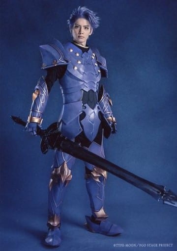 生写真 男 演员小野健斗 兰斯洛特 全身 服装紫 身体向右 背景蓝色 角色生写真 舞台 Fate Grand Order The Stage 神圣圆桌领域卡美洛 Cast明信片 杂货 小物件