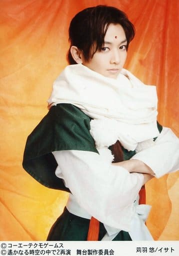 Yu Kariwa Upper Body Green Costume White Costume Arm Folding Suit Body Facing Right Background Orange