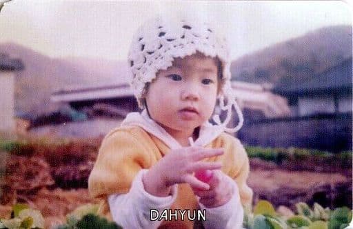 Twice 達亨 粉色卡片 背麵粉色 幼兒期 橫型 服裝黃色 帽子 雙手合十 唱片 The Story Begins 特典treca 玩具模型 Suruga Ya Com