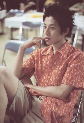 Official Photo Male Comedian King Kong Akihiro Nishino Kneecap Sitting Costume Brown White Right Forefinger Mouth Right Kneecap Kneecap Eye Level Left Bese