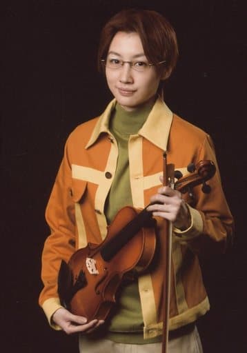 生写真 男 演员吉原投篮 王崎信武 上半身 服装绿色 橙色 眼镜 两手小提琴 背景黑色 角色生写真 舞台 新浪漫 舞台金色琴弦stella 音乐剧 生写真