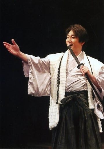 生写真 男 演员 声优津田英佑 现场照片 膝上 服装白 和服 向左 左手刀 上右手 开口 背景黑 生写真 杂货 小物件 Suruga Ya Com