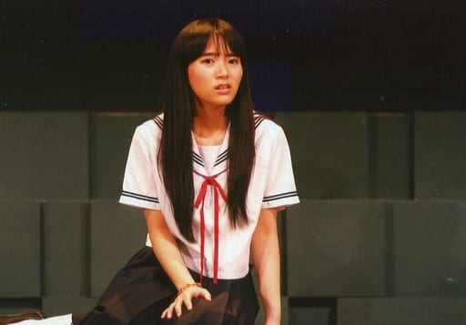 朝霧月愛 葉神無 現場照片 橫型 膝上 坐姿 服裝白 製服 右膝 背景黑 生寫真 舞場 華鬼 明信片 雜貨 小配件 Suruga Ya Com