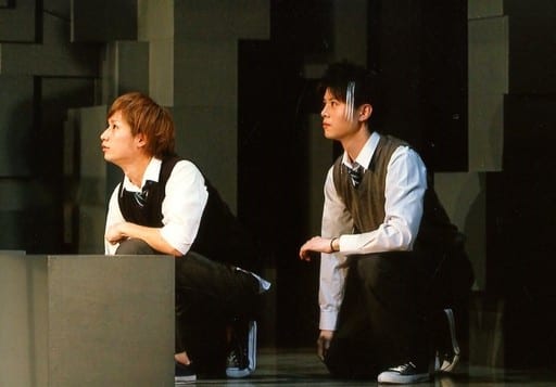 生寫真 男 演員井深剋彥 宮寺貴也 由紀鬥 現場照片 橫型 全身 蹲下 服裝黑色 白色 製服 視線左上 舞台 華鬼 明信片 雜貨 小配件 Suruga Ya Com