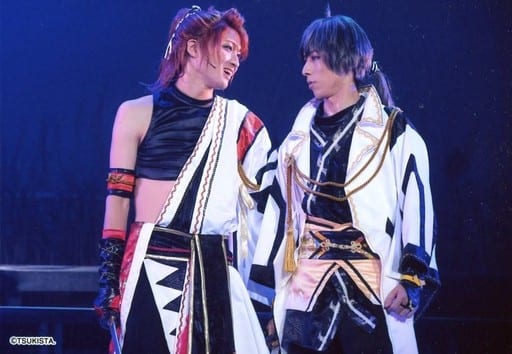 鹫尾修斗 叶月阳 谷川佳樹 长月夜 演唱会写真 横型 膝上 服装黑白红 双手下 鹫尾口开 月歌奇谭梦见草 2 5次元舞蹈演唱会 月歌 舞台 Tsukude On Lee商店月素屋 17年秋之阵 Tsukude 纪念box明信片 杂货 小物件