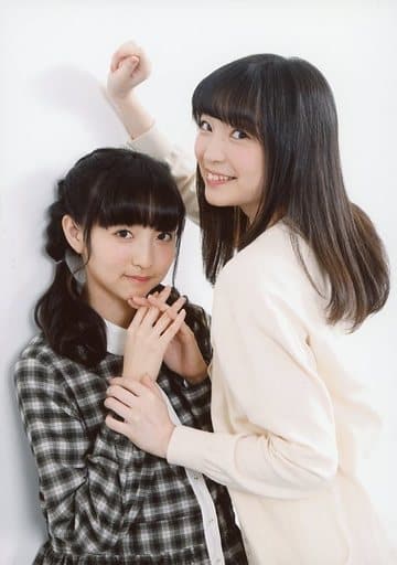 駿河屋 -<中古>上田麗奈・田中美海/上半身・衣装黒ピンク・手首掴み