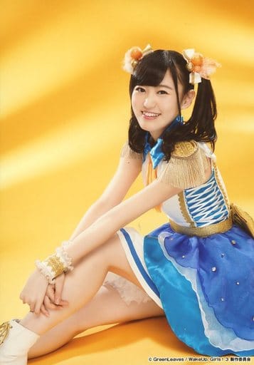 Wake Up Girls 高木美佑 全身 足見斷 坐 服裝白藍 雙手雙腳 身體向左 背景橙色 Green Leaves Fes 隨機明信片 雜貨 小配件 Suruga Ya Com