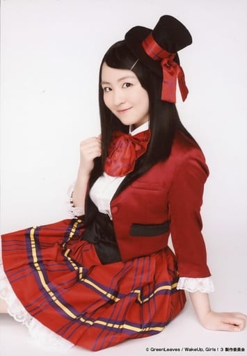 生写真 女 女演员持田千妃来 吉川爱 膝上 坐着 衣服红 白 左向 右胸部 背景白 角色生写真 I 1club 舞台 Wake Up Girls 青叶的轨迹 随机明信片