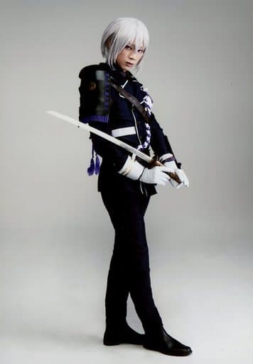 三津谷亮 骨喰藤四郎 全身 右向 双手刀 背景灰色 角色