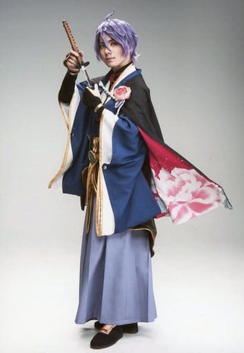 和田琢磨 歌仙兼定 全身 左向 双手刀 背景灰色 角色生写真 舞台 刀剑乱舞 Online 悲伝结之眼睛不归 集换式明信片 杂货 小物件