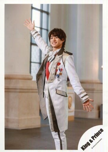 駿河屋 -<中古>King ＆ Prince/平野紫耀/膝上・衣装白・両手上下