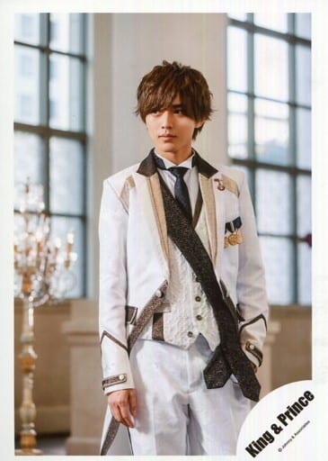 King & Prince 永瀬廉　シンデレラガール　衣装 駿河屋 -<中古>King ＆ Prince/永瀬廉/膝上・衣装白・左手