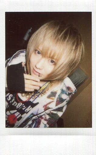 駿河屋 -<中古>RoNo☆Cro/Minami/上半身・衣装白・黒・右手顎/生チェキ