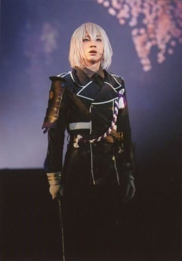 三津穀亮 骨喰藤四郎 現場照片 膝上 雙手下 右向 櫻花樹 表演 刀劍亂舞 Online 悲伝結之眼不歸 表演照片明信片 個人set 雜貨 小配件