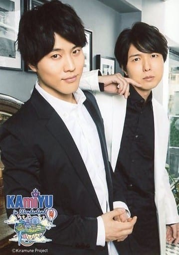 Official Photo Male Voice Actor Kamiyu Kamiyu Hiroshi Kamiya Miyu Irino Upper Body Black White Facing Right Kamiya Right Hand Up Kiramune