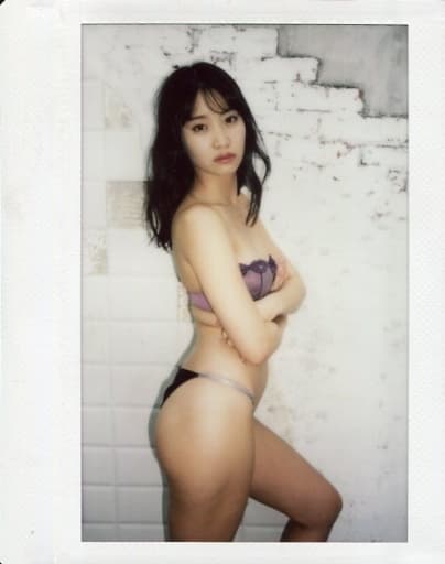 永尾まりや ワイド チェキ 水着 AKB48 乃木坂46 ポラ 写真 特典 駿河屋 -<中古>永尾まりや/膝上・水着紫・右向き・腕組み・左足曲げ