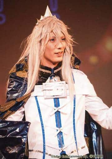 中島拓斗 若王子楽 ライブフォト 上半身 衣装白 青 王冠 左手伸ばし 目線右 キャラクターショット Live アイ チュウ The Stage Etincelle ランダムブロマイド 雜貨 小配件 Suruga Ya Com