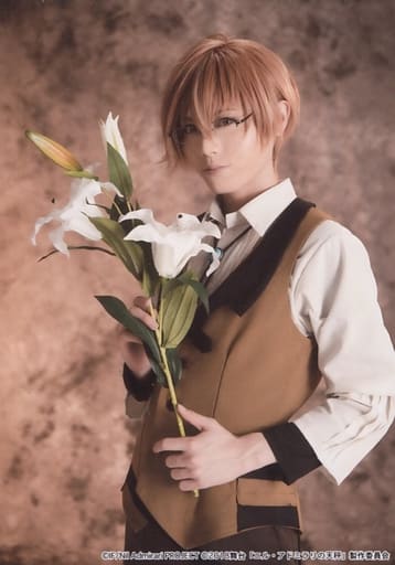 生寫真 男 演員大崎捺希 鵜飼昌吾 上半身 衣服米色 黑色 白色 向左 花 背景茶色 生寫真 冷然之天秤 明信片 雜貨 小配件 Suruga Ya Com