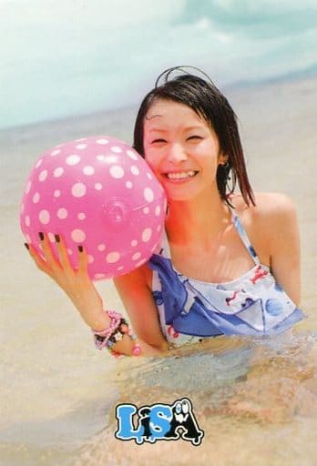 駿河屋 -<中古>LiSA/バストアップ・衣装青・白・右手ビーチ